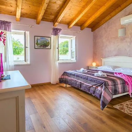 Hébergement de vacances Fuer 8 Personen Und 2 In Segotici, Istrien Suedkueste Von Istrien *